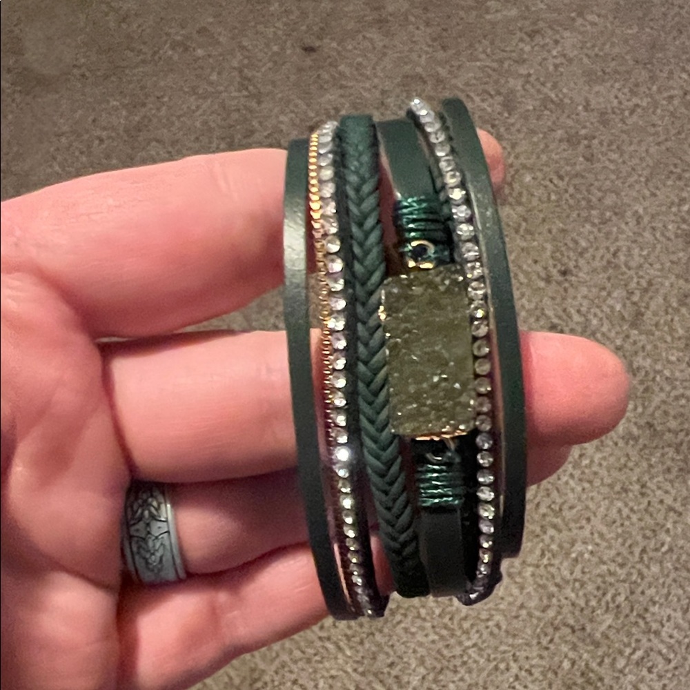 Elegant Green and Gold Women's Bracelet